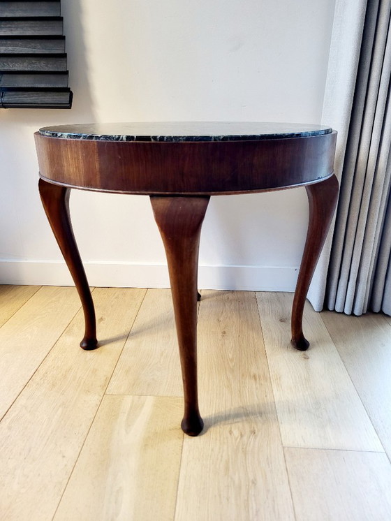 Image 1 of Table d'appoint ou table basse ancienne française, plateau en marbre et piètement en bois