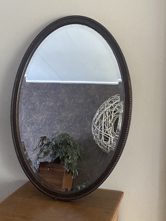 Image 1 of Grote ovale houten antieke spiegel 