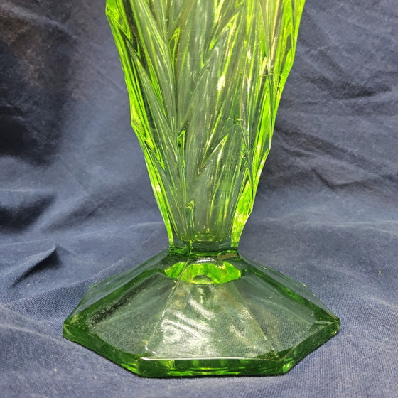 Vase Antique Art Déco Bohémien en Uranium / Verre Géométrique Effilé (Verre de Bohème) – Glass (photo 6 of 15)