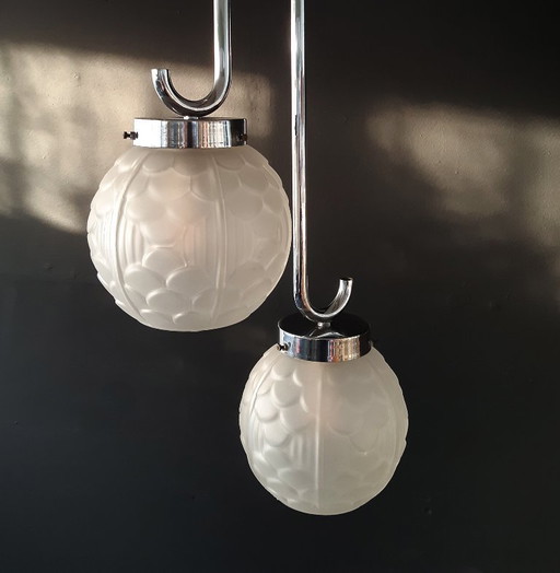 Lampada a sospensione classica art déco con attacco cromato e due sfere in vetro smerigliato