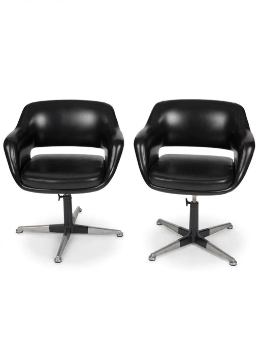 Een paar Executive Model 71 fauteuils van Eero Saarinen (1950), een iconische Italiaanse productie onder licentie van Knoll.