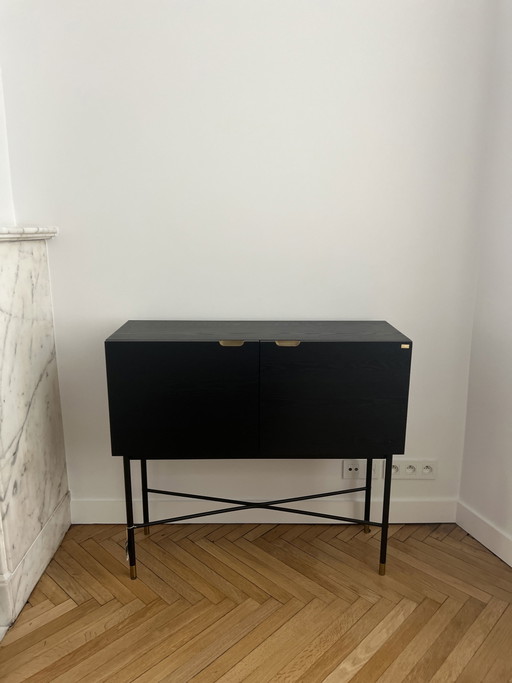 Aparador minimalista negro con patas altas
