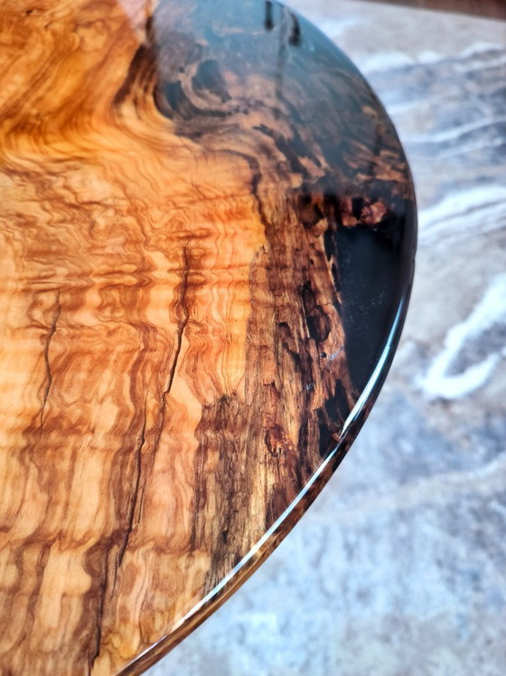 Image 1 of Olive Bloom – Mesa redonda hecha a mano con madera de olivo, resina epoxi y flores de gypsophila.