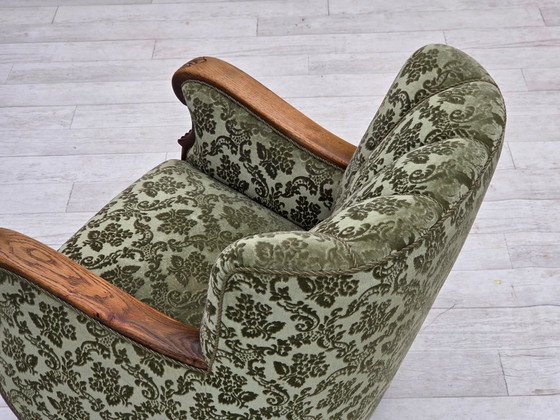 Image 1 of 1960er Jahre, Dänischer Sessel, grüner Möbelvelours, massives Eichenholz.