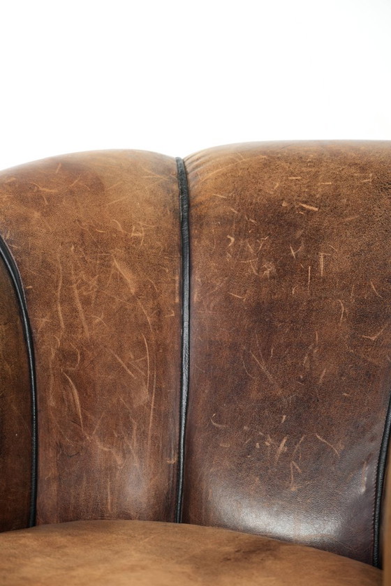 Image 1 of Joli fauteuil club vintage en peau de mouton de style anglais