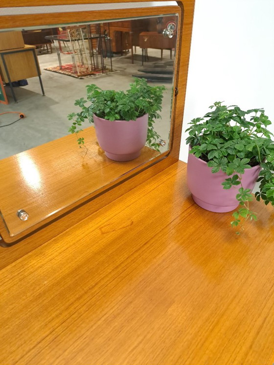 Image 1 of Tavolo da trucco con specchio e lampada dalla Svezia