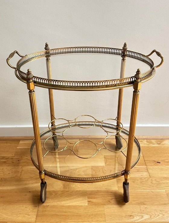Chariot ovale en laiton / desserte de bar avec étagères en verre, années 1960 – Glass, Metal (photo 4 of 5)