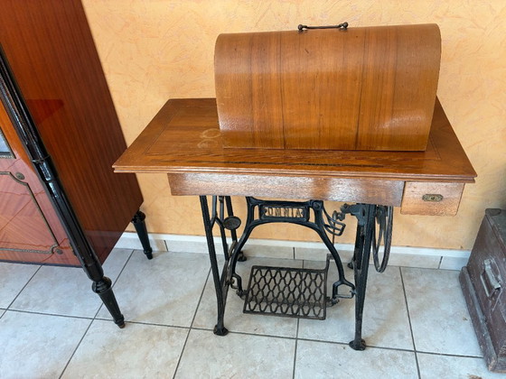 Image 1 of Macchina da cucire Omnia – anni '20 – mobile in legno e base in ghisa