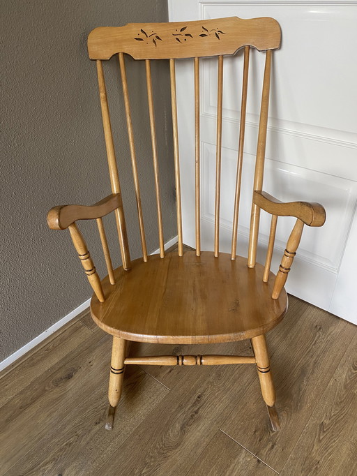 Sedia a dondolo vintage in legno anni '70