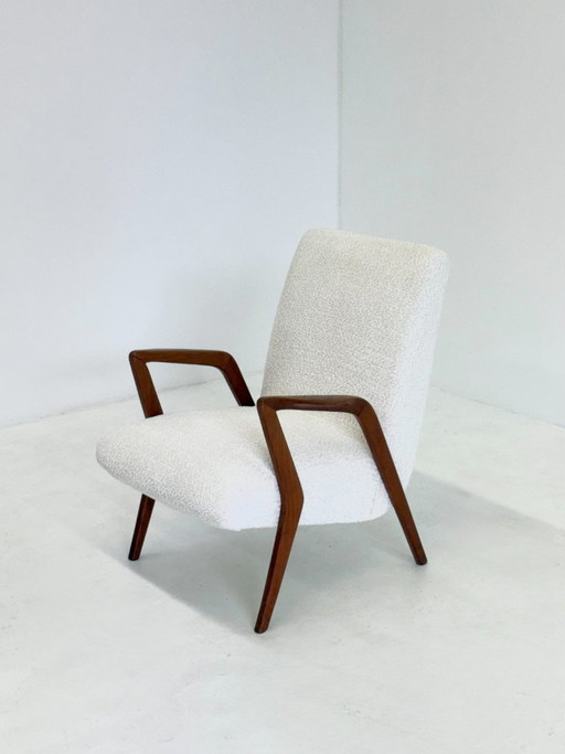 Sillón italiano de mediados de siglo hecho de madera de cerezo con bouclé blanco