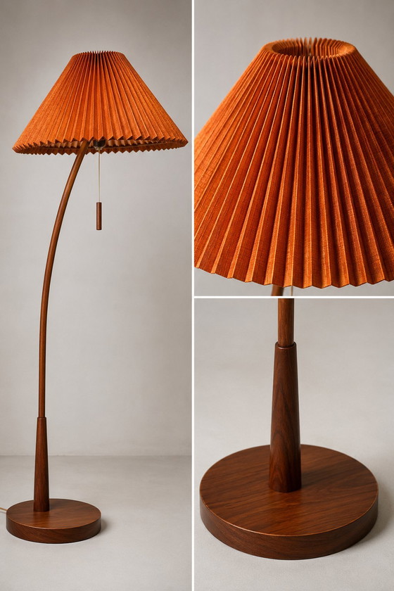 Scandinavian Vintage Teak Floor Lamp, circa 1968-1975 – Curved Wooden Base & Original Pleated Shade (photo 4 of 5)