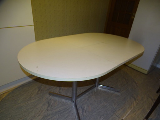 Retro Dinnertable in White and Chrome