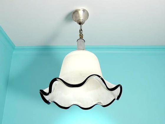 Image 1 of Portugees opaline glas klokvormige bloem hanglamp 1960-70er jaren