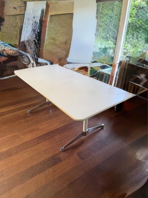 Mesa Herman Millar de Vitra Eames