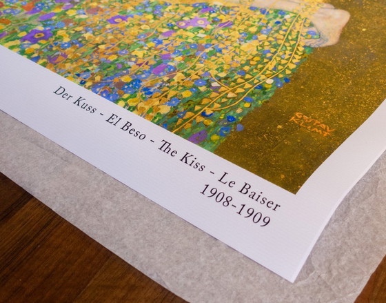 Image 1 of Der Kuss (Der Kuss) von Gustav Klimt - Poster 70 × 100 cm