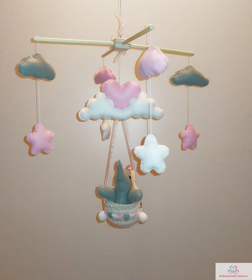 Mobile Bébé Fait Main "Éléphant Et Cœurs Dans Les Nuages"