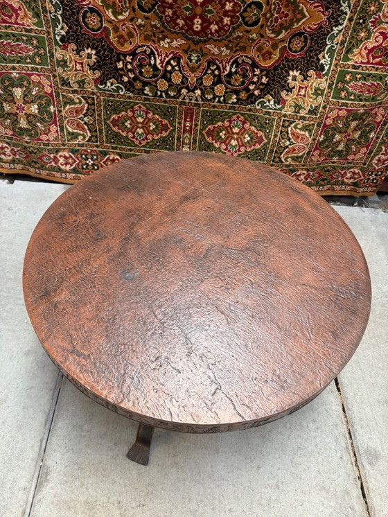 Image 1 of Tavolino da caffè vintage in rame spagnolo, unico nel suo genere, fatto a mano con rilievi e base in ferro battuto