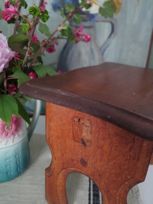 Antique wooden stool with a "Le Printemps" label – hockers en poefs (photo 2 of 9)