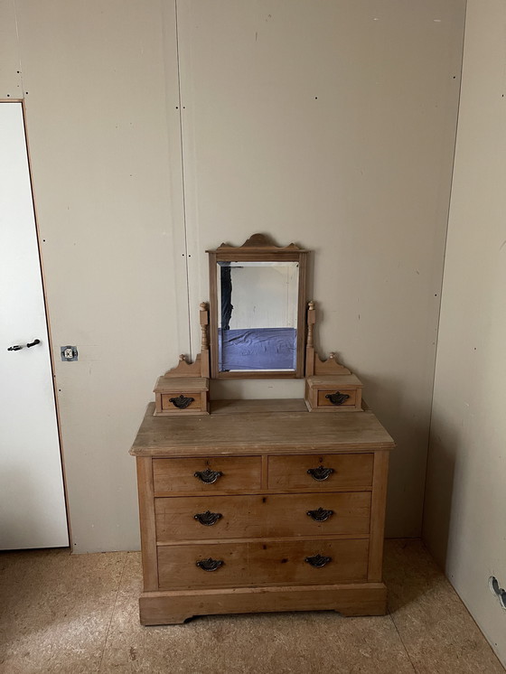 Image 1 of Antiker Kiefernholz-Frisiertisch. 195,00 €