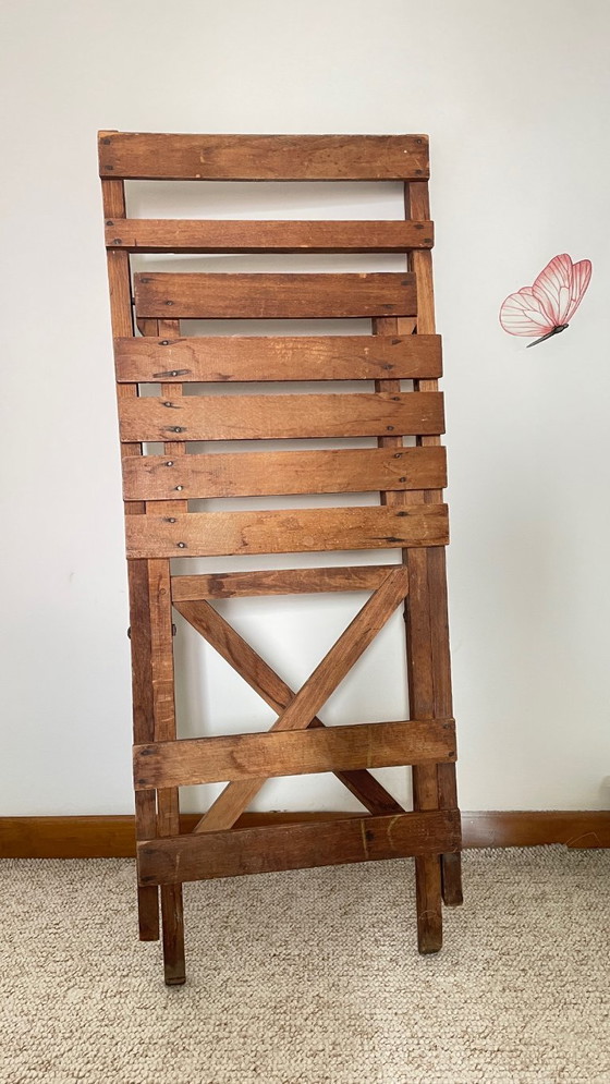 Image 1 of Antieke opklapbare houten stoel, een praktische en geometrische zitplaats. We zijn helemaal gecharmeerd van deze antieke stoel.