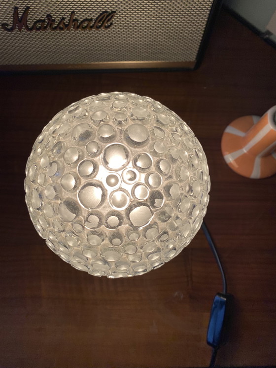 Image 1 of Hermosa lámpara de mesa de estilo espacial con bola de burbuja de vidrio y base cromada.