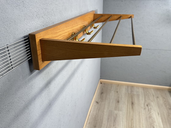 Image 1 of Appendiabiti vintage di metà secolo: legno e ottone, design senza tempo