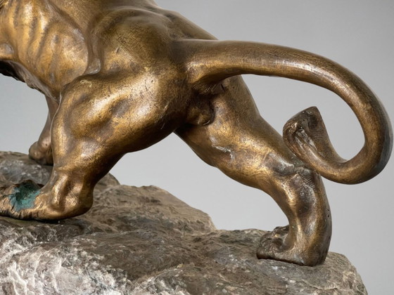 KRAKOWKI — León rugiendo sobre su roca, importante Esculturas de bronce artístico y roca (28,3 kg) – Stone (photo 11 of 21)