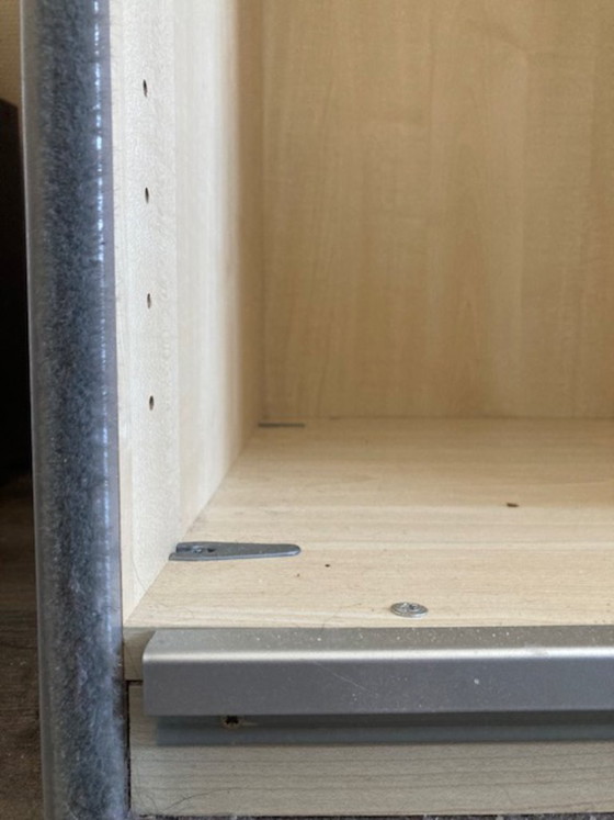 Image 1 of Armario moderno IKEA PAX que va desde el suelo hasta el techo, con puertas correderas de cierre suave.