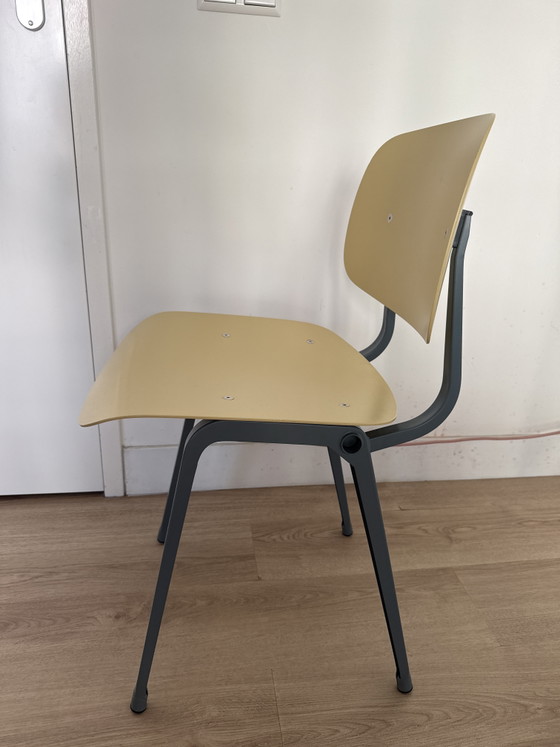 Image 1 of 1 chaise de révolte