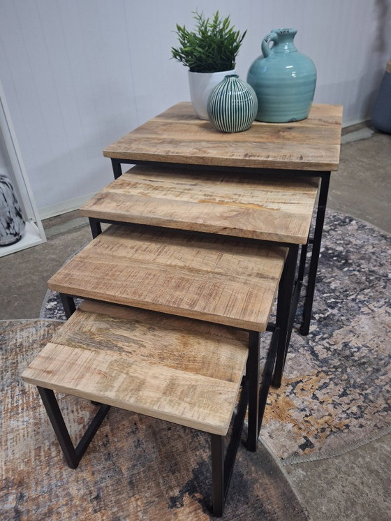 Image 1 of Ensemble de 4 tables basses en bois de manguier et métal, neuves