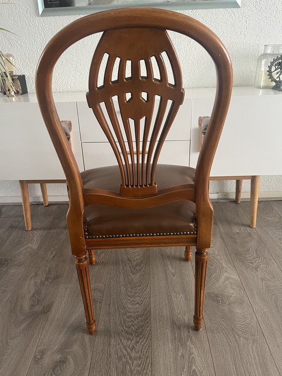 Image 1 of Fauteuil élégant à dossier en forme de bouclier de style Hepplewhite avec de magnifiques sculptures sur bois