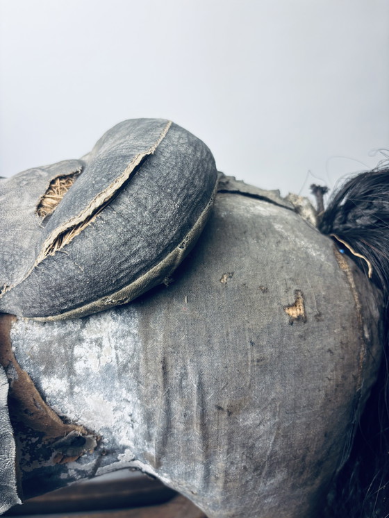 Image 1 of Antico cavallo da tiro in legno su slitta con rivestimento in tessuto e pelle – circa fine XIX/inizio XX secolo