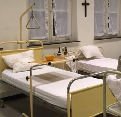 letto d'ospedale degli anni '50-inizio anni '60