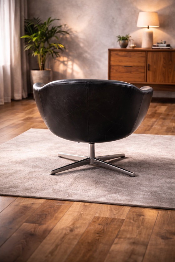 Image 1 of Paire de fauteuils pivotants vintage en similicuir noir avec piètement chromé, datant des années 1980-1990 et en bon état.