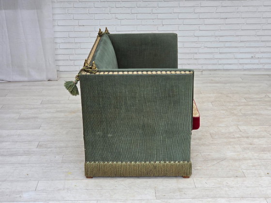 Image 1 of Canapé danois 2 places à accoudoirs rabattables, style « espagnol », années 1970, en velours vert et rouge.