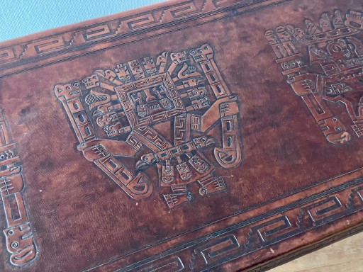 Brutalistische vintage Peruaanse salontafel met geciseleerd Inca-leer (Stijl Angel Pazmino) – Jaren '60/'70