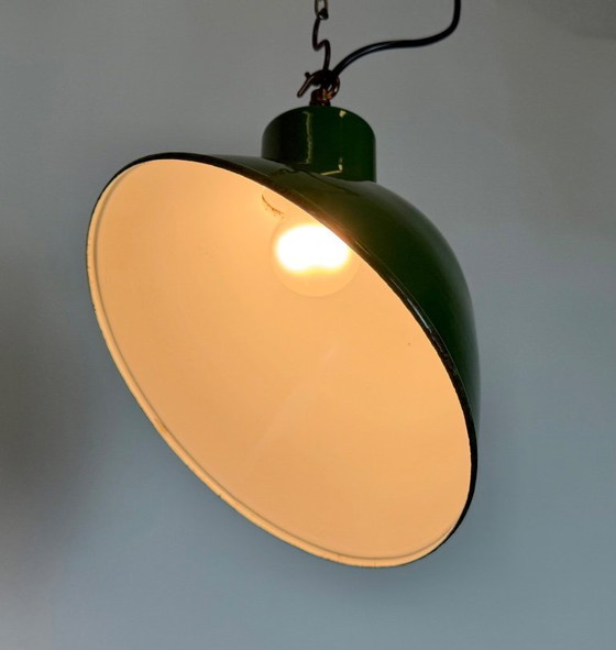 Image 1 of Industriële Britse hanglamp van groen emaille, jaren 60