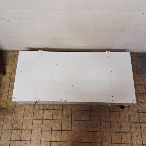 Image 1 of Weiße Holzkiste auf Rädern