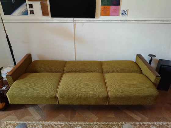 Image 1 of Originales goldgrünes Mid-Century-Sofa aus den 1960er Jahren – ein seltenes Designstück