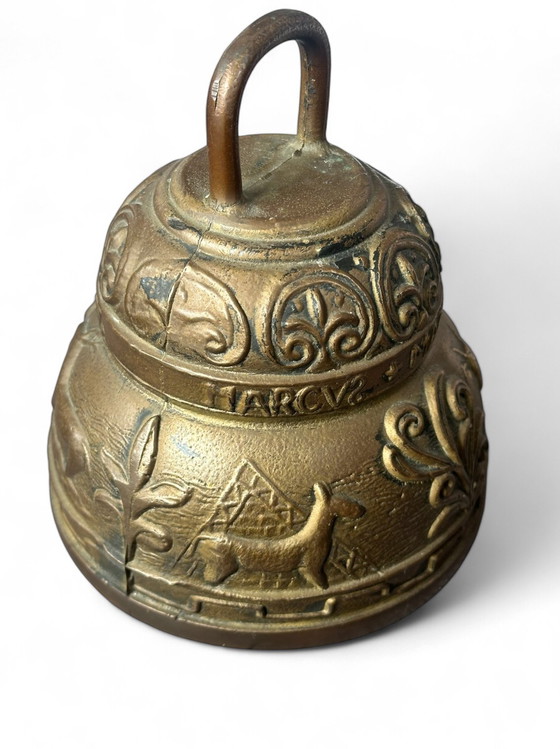 Image 1 of Campana de monasterio de cobre con adorno religioso en relieve.