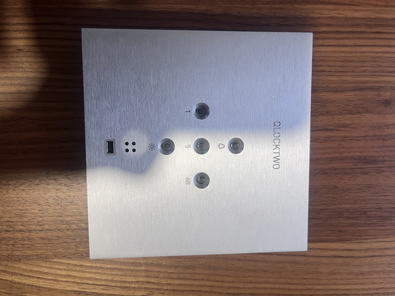 Image 1 of QLOCKTWO TIERRA 13.5 EDICIÓN DEL REPRODUCTOR PLATA Y ORO