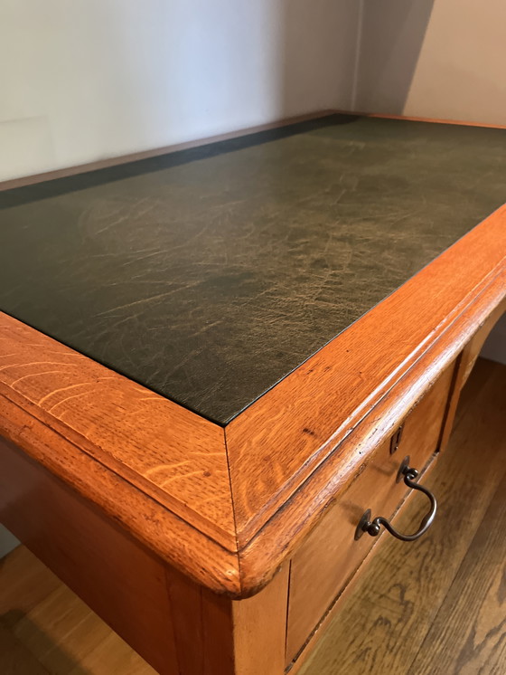 Image 1 of Schreibtisch mit Ledereinlage. 150 x 85 x 81 cm, Eichenholz-Finish.