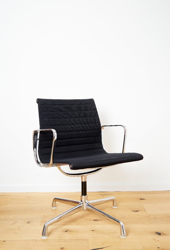Image 1 of Silla giratoria EA 108 de Charles & Ray Eames para Herman Miller