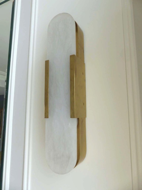 Image 1 of Set aus 2 Wandleuchten „Elongated Melange“ aus Messing und Naturalabaster von VISUAL COMFORT, entworfen von Kelly Wearstler