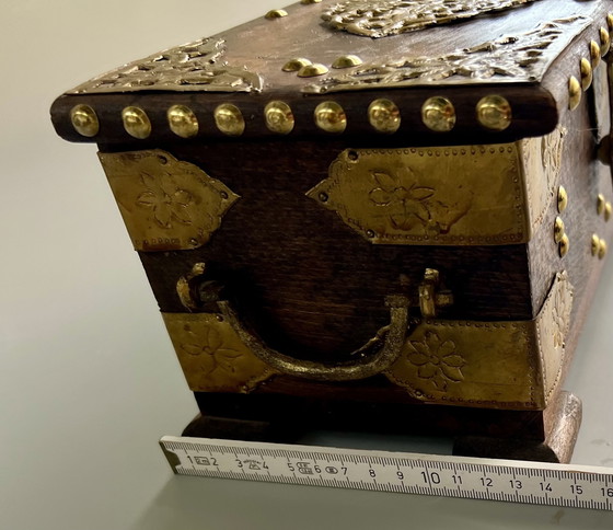 Image 1 of Handgemaakte houten doos met messing beslag – decoratief vintage stuk