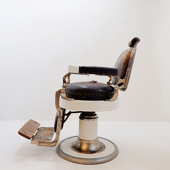 Image 1 of Koken Original Bruine Lederen & Wit Geëmailleerde Gietijzeren Kappersstoel - 1918