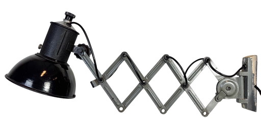 Lámpara de pared industrial de tijera con esmalte negro, años 50