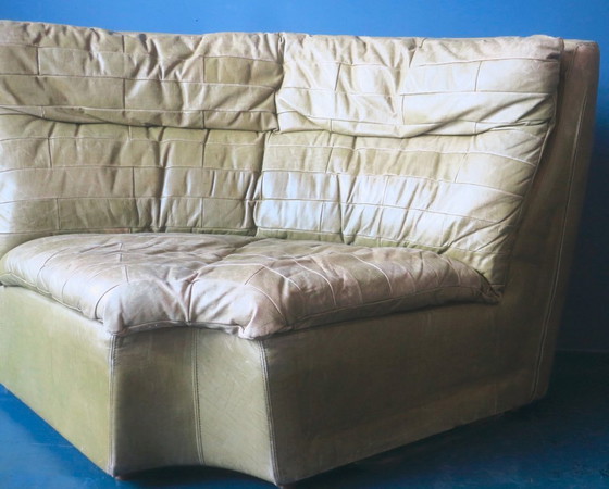 Image 1 of Sillón esquinero grande de cuero verde oliva con diseño de patchwork, década de 1970.