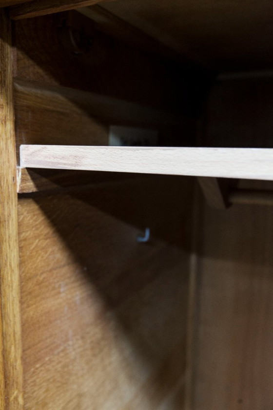 Image 1 of Kledingkast uit de jaren 50 met kompasvormige poten, schuifdeuren en een nieuw bovenblad.