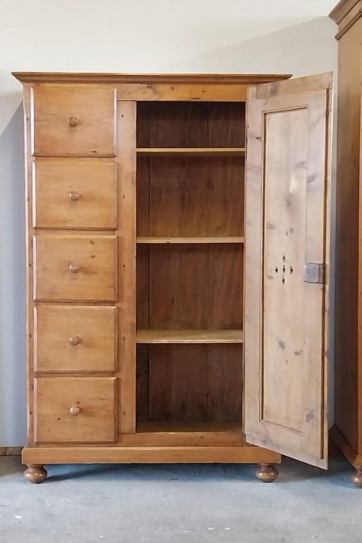 Alter Speckschrank 101,5 x 42 x 152 cm